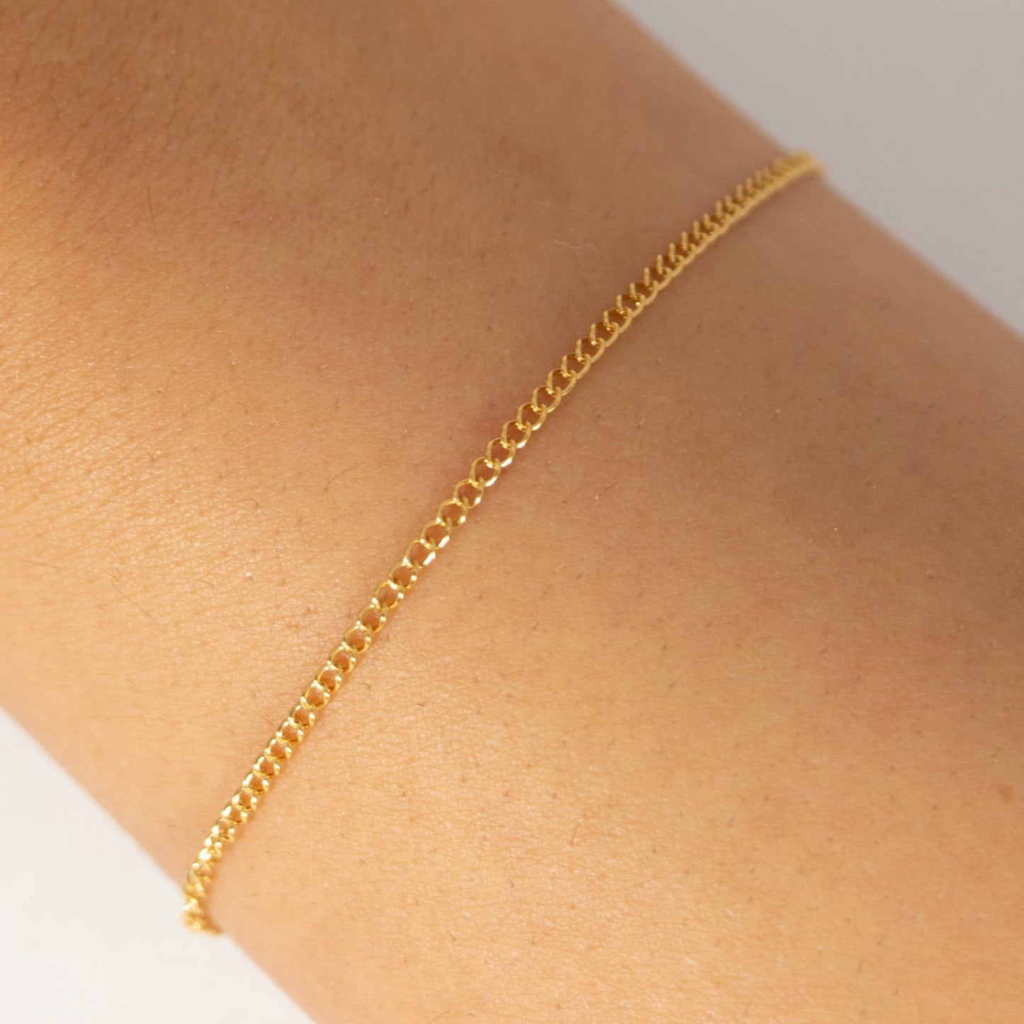 Permanent Jewelry Gold filled Bracelet
Small Curb Chain on a women’s hand - TPAIGE Jewelry